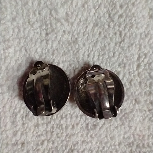 Silvertone red decorative clip earrings - Picture 4 of 4